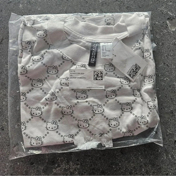 H&M Divided Sanrio  Hello Kitty Cropped T-Shirt - Picture 3 of 5